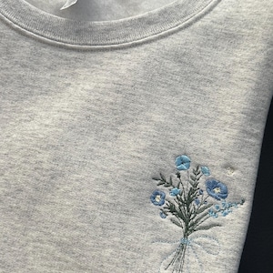 Embroidered Flower Bouquet Sweatshirt, Cozy Floral Crewneck, Minimalist Cute Sweatshirt, Vintage Garden Aesthetic Crewneck, Gifts for women